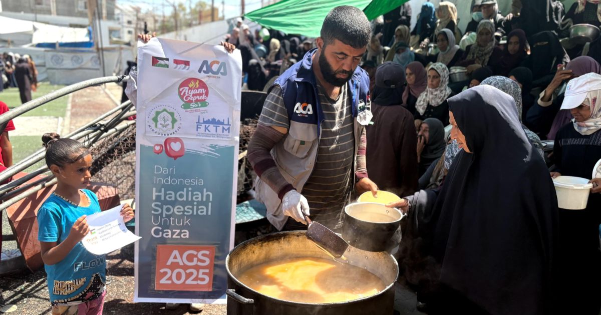 Relawan ACA Indonesia membagikan makanan hangat kepada warga Gaza