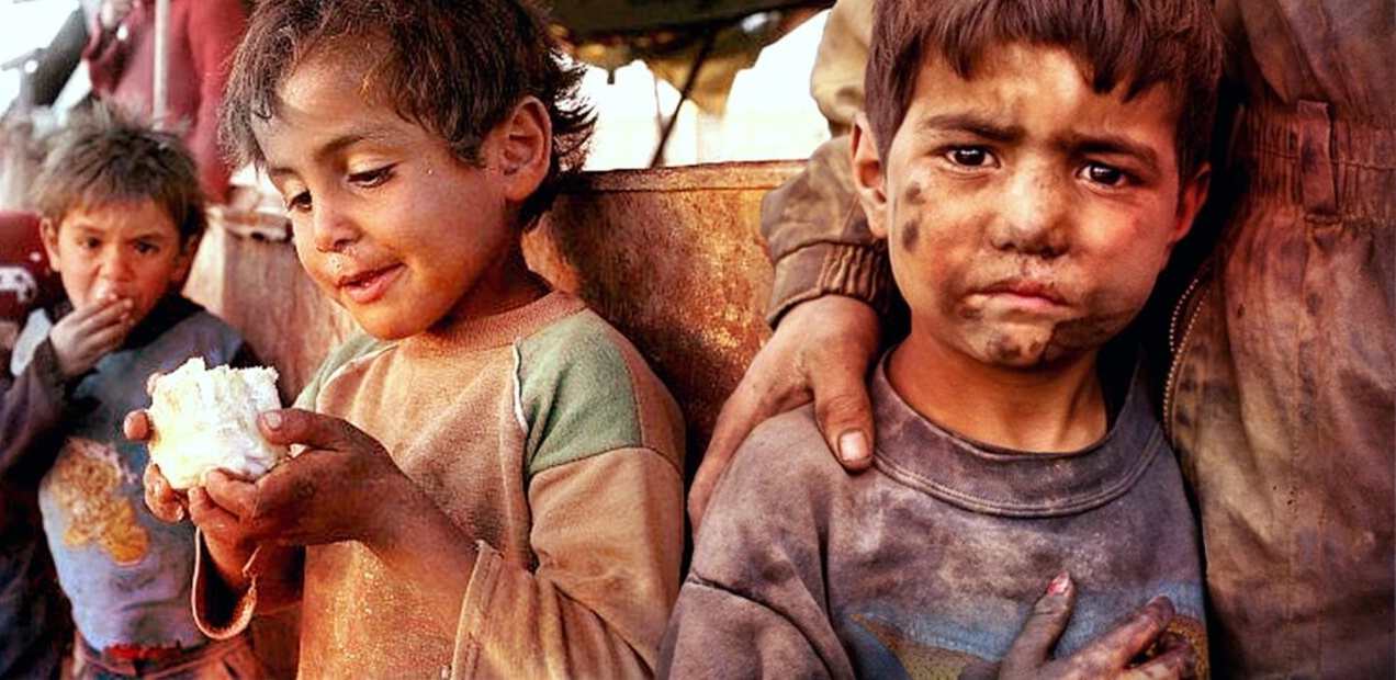 Anak-anak Palestina di kamp pengungsian dengan makanan seadanya