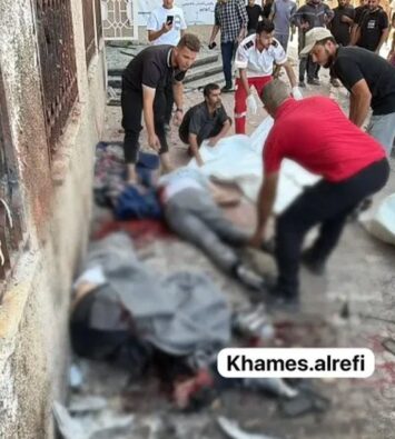 Warga dan petugas medis mengevakuasi korban serangan Israel di Kota Gaza.