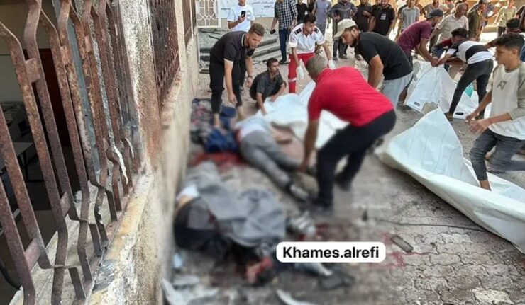 Warga dan petugas medis mengevakuasi korban serangan Israel di Kota Gaza.