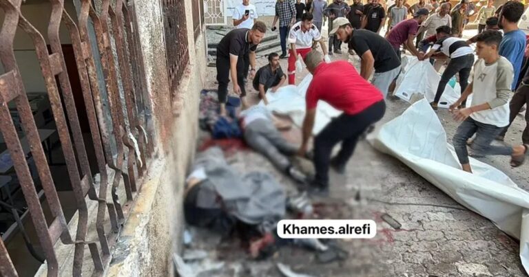Warga dan petugas medis mengevakuasi korban serangan Israel di Kota Gaza.