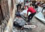 Warga dan petugas medis mengevakuasi korban serangan Israel di Kota Gaza.
