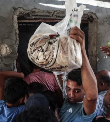 Warga Palestina berdesakan mengantre roti di depan sebuah toko roti di Gaza di tengah kelangkaan tepung