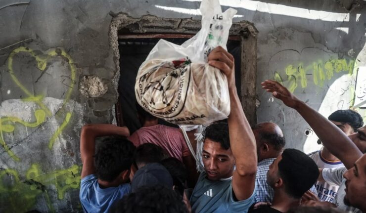 Warga Palestina berdesakan mengantre roti di depan sebuah toko roti di Gaza di tengah kelangkaan tepung