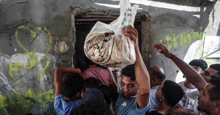 Warga Palestina berdesakan mengantre roti di depan sebuah toko roti di Gaza di tengah kelangkaan tepung
